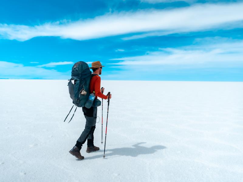 1689027587235.jpg L'artiste-explorateur Léo Jolly lors de son périple à travers le désert de sel bolivien